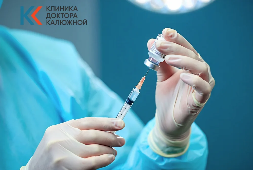 Шприц и ложка лежат возле руки